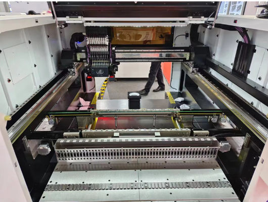 Máquina de ensamblaje de luz LED diseñada de manera eficiente con software independiente de I + D