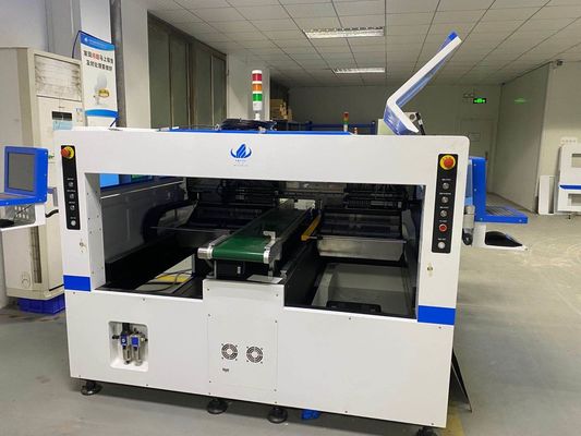Estabilidad automática de la máquina del montaje de SMT de 64 alimentadores alta para la tira flexible ningún alambre